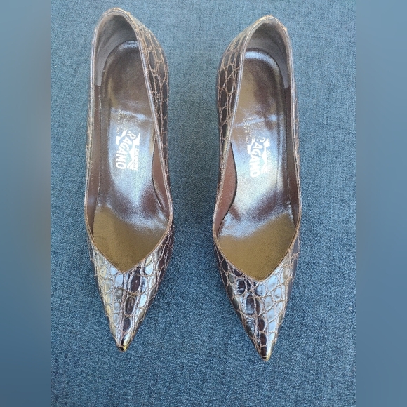 Salvatore Ferragamo alligator embossed Pumps Heels brown leather shoes Sz 8.5B - Picture 1 of 9